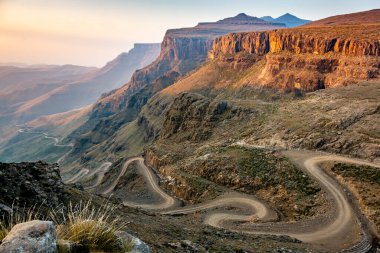 Lesotho 'ya git. Güney Afrika ve Lesotho arasındaki Sani Geçidi toprak yolu.