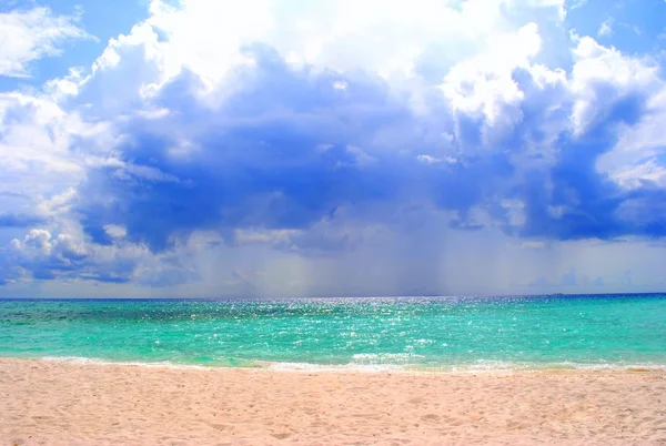 楽しい島、珊瑚砂のビーチ、モルディブ — ストック写真
