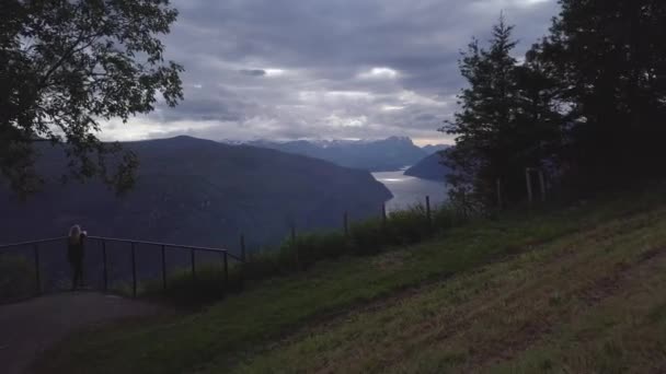 Let Nad Vyhlídkou Nordfjord Panorama Stranu Dívka Stojí Zády Pozadí — Stock video