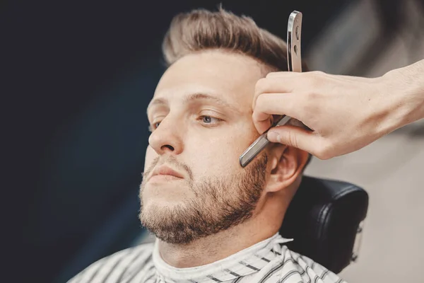 Barber proces scheren scheermes bebaarde hipster man in kapperszaak — Stockfoto