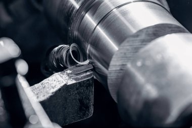 Metal kesen CNC torna makinesini çalıştırın. Modern endüstriyel demir otomobil teknolojisi