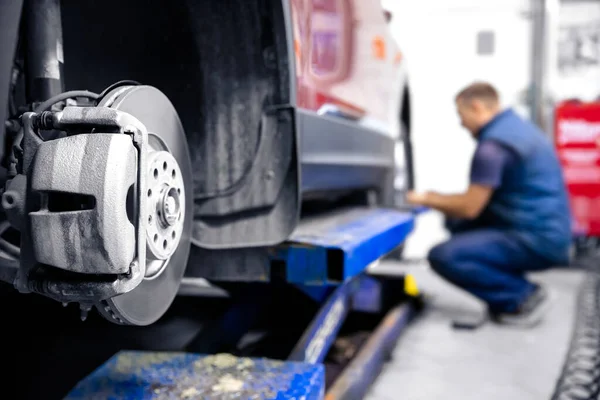 Autoservice, Lenkstange, Bremsscheibe und Radreparatur. Sommerreifen-Ersatzkonzept — Stockfoto