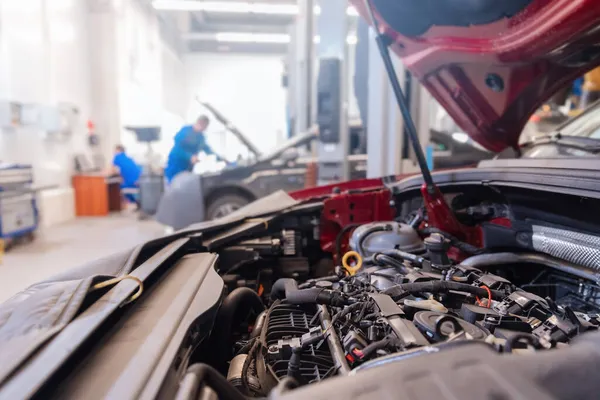 Automechaniker arbeitet in der Werkstatt. Konzeptfahrzeug-Reparaturservice — Stockfoto