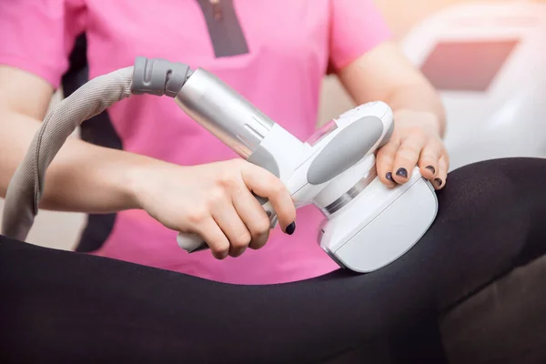 Closeup LPG machine massage voor het optillen van het lichaam. vrouw krijgen schoonheid therapie tegen cellulitis in spa salon — Stockfoto