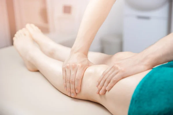 Terapeuta osteopatía trabajo masaje deportivo con rodillas piernas de mujer atleta — Foto de Stock