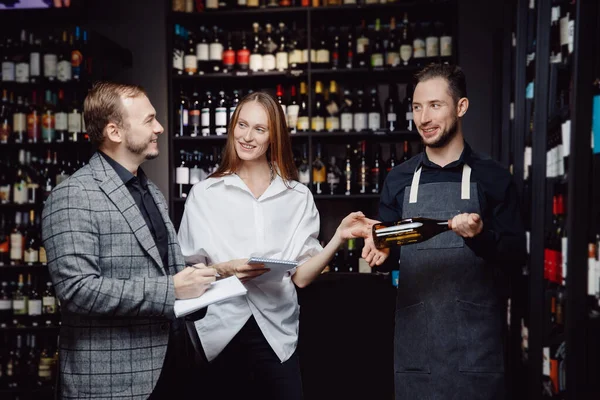 Formación del personal de camareros y camareros, selección de sommelier de alcohol para los huéspedes del restaurante —  Fotos de Stock