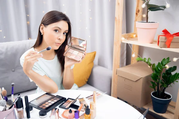 Mujer blogger belleza muestra tutorial sobre maquillaje natural y cuidado de la piel facial en casa —  Fotos de Stock