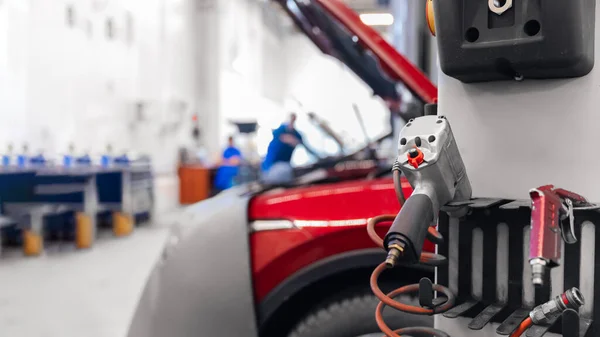 Nahaufnahme automatischer Schlagschrauber in der Garage. Konzeptfahrzeug-Reparaturservice — Stockfoto
