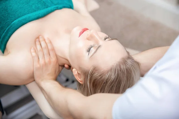 Terapeut osteopati arbetar sport massage med axlar kvinnlig idrottsman — Stockfoto