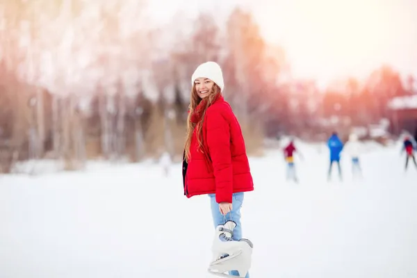 Mujer sonrisa feliz patinaje sobre hielo ciudad pista puesta de sol en invierno — Foto de Stock