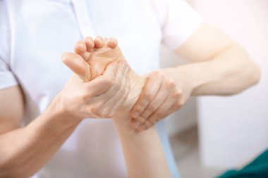 Terapistin eli. Osteopati, kadın ayaklı spor masajı.