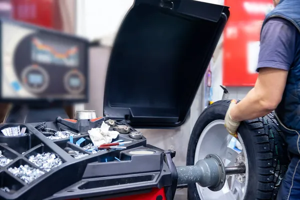 Automatické vyvážení kol na stojanu v autoservisu — Stock fotografie