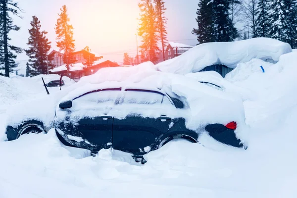 Blockerade bilar på parkeringen efter snöstorm, vinterfrost — Stockfoto
