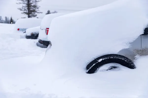 눈 속에 갇혀 있는 차는 겨울 서리주저앉아 있다 — 스톡 사진