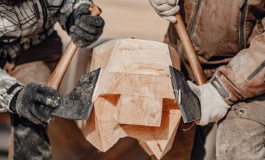 Baltalı İki Marangoz, odunla çalışıyor. Ahşap işi, ev iskeleti.