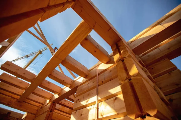 Casa de campo casas de madeira log sob telhado de construção aberta, propriedades rurais — Fotografia de Stock