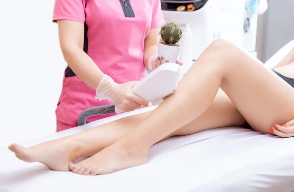 Banner laser epilation pernas zona de mulher. Menina conceito remove o cabelo — Fotografia de Stock