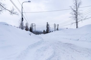 Taze kar fırtınası ile kaplı felaket yolu.