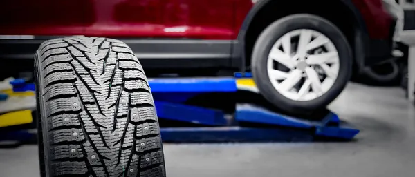 Konzeptbanner Autoservice Austausch von Winter- und Sommerreifen in der Garage — Stockfoto