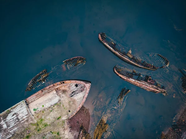 Hřbitov starých lodí v Teriberka Murmansk Rusko, dramatická fotografie. Letecký pohled shora — Stock fotografie