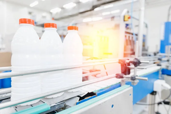 Молочная промышленность, автоматический конвейер для транспортировки молочных бутылок — стоковое фото