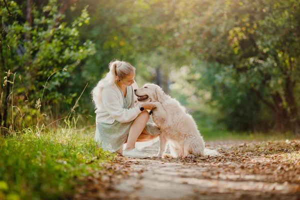 Conceito Amizade menina e golden retriever. Mulher bonita com cão no fundo parque de verão — Fotografia de Stock