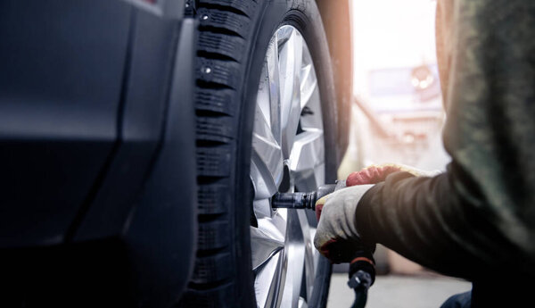 Концепция замены зимних и летних шин. Механические отвинчивающие колеса из автомобиля с легкостью