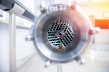 Nükleer reaktör suyunun uranyum çubuk elementi.