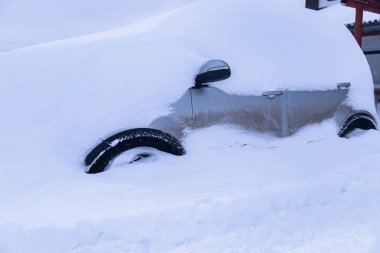 Otomobil kar fırtınasında kar yağışını engelledi.