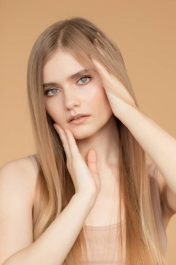 Tedavi sonrası hasta, kesik ve sağlıklı saç bakımı keratini.