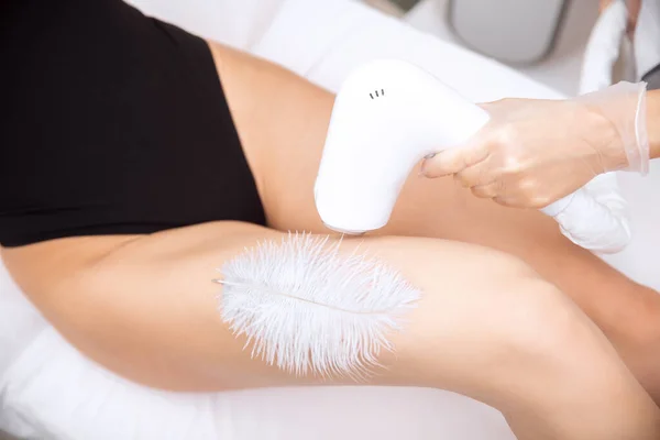 Konsep laser hair removal dari kaki wanita cantik — Stok Foto