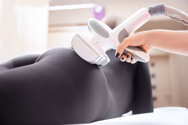 Žena dostává LPG masáž k odstranění celulitidy z těla, pro zvedání nohou. Koncepce kosmetické terapie v lázeňském salonu — Stock fotografie