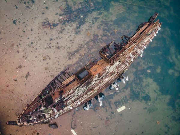 Hřbitov starých lodí v Teriberka Murmansk Rusko, dramatická fotografie. Letecký pohled shora — Stock fotografie