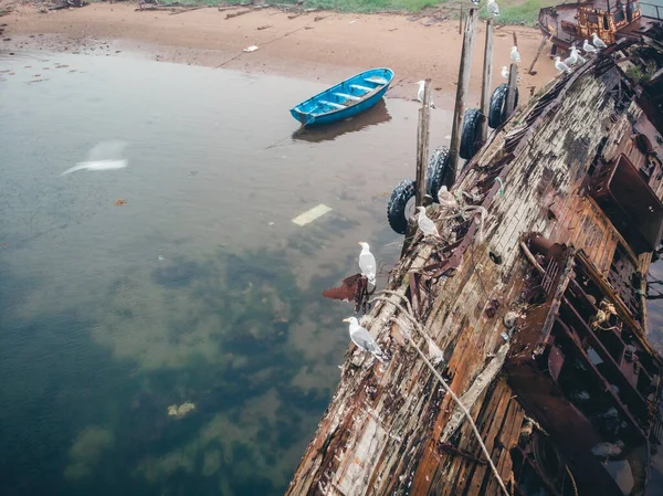Begraafplaats van oude schepen in Teriberka Moermansk Rusland, dramatische foto. Bovenaanzicht vanuit de lucht — Stockfoto