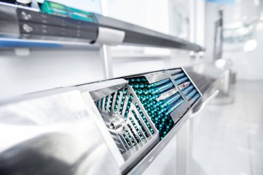 Nükleer reaktör suyunun uranyum çubuk elementi.