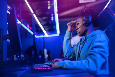 Facepalm Streamer Afrikalı kadın çevrimiçi video oyunları oynayan oyuncu başarısız bilgisayar duyguları saldırganlık, neon rengi