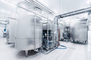 Süt ürünleri fabrikası, süt fabrikası endüstrisi. Paslanmaz çelik depolama ve işleme tankları