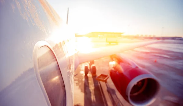 Fondo de desenfoque abstracto del aeropuerto de avión contra la luz solar esperando a los pasajeros — Foto de Stock