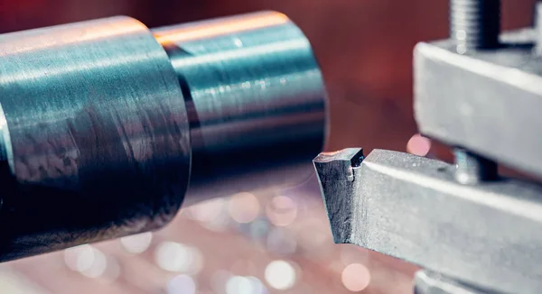 Механізм виготовлення залізних знарядь. Перемикання металу з ЧПУ - це робота. — стокове фото