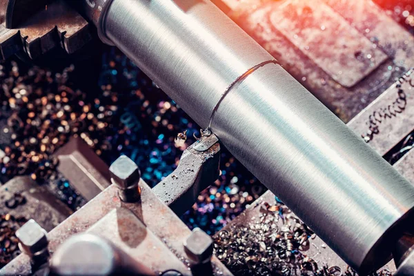 Banner Industria máquinas herramientas de hierro. CNC torneado de corte de metal es operación — Foto de Stock