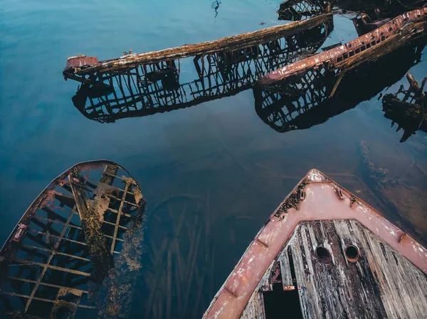 Cimetière de vieux navires à Teriberka Mourmansk Russie, photo dramatique. Vue aérienne du dessus — Photo