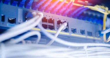 Veri merkezi mavi arka planda şalter ve kablo rj45 ile Business Network paneli. Konsept bağlantı arayüzü
