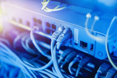 Ağ üzerindeki fiber ethernet kablosu optik bağlantı arayüzünü değiştirir. İnternet veri merkezinin mavi arka planını kavra