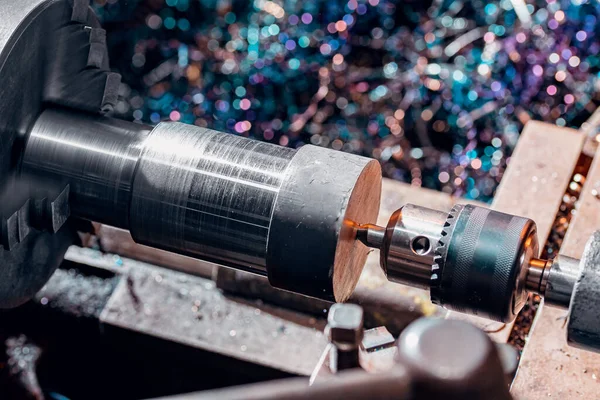 Індустріальні механізми заліза. Перемикання металу з ЧПУ - це робота. — стокове фото