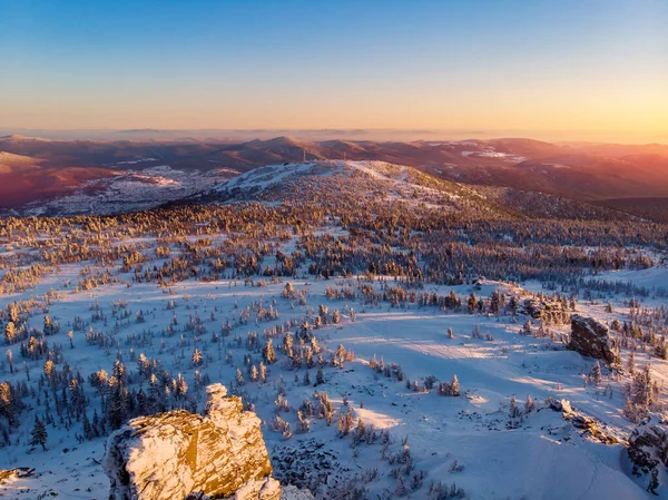 Bunte Wintersonnenuntergang in Sheregesh Skigebiet Berge mit Wolken. Luftaufnahme Wald Russland — Stockfoto