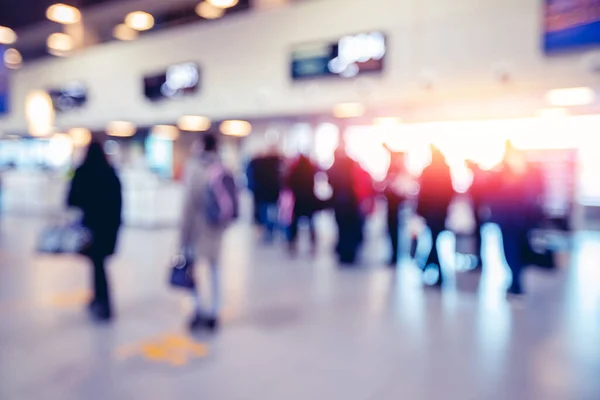 Zamazane tło, chorzy na lotnisku turyści czekają na lądowanie w samolocie — Zdjęcie stockowe