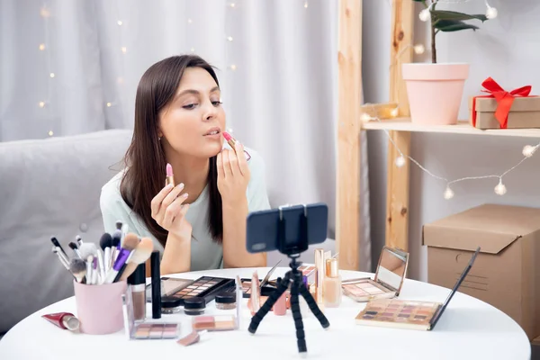 Belleza Blogger mujer Tutorial de grabación sobre la aplicación de maquillaje, lección en línea en casa —  Fotos de Stock