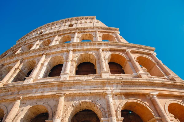 Colosseum eller Colosseum antika ruiner bakgrund blå himmel Rom, Italien — Stockfoto