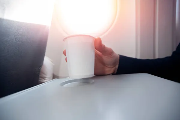 Pasajero masculino del avión bebe agua antes del despegue — Foto de Stock