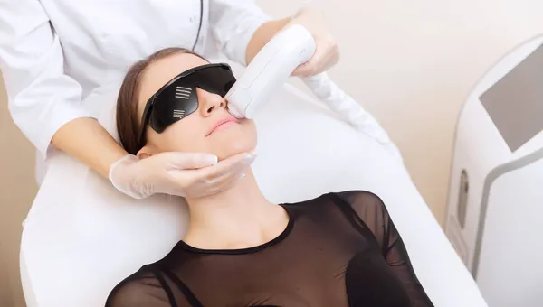 Depilazione laser baffi indesiderati sul viso giovane donna. Concetto salute e bellezza banner — Foto Stock